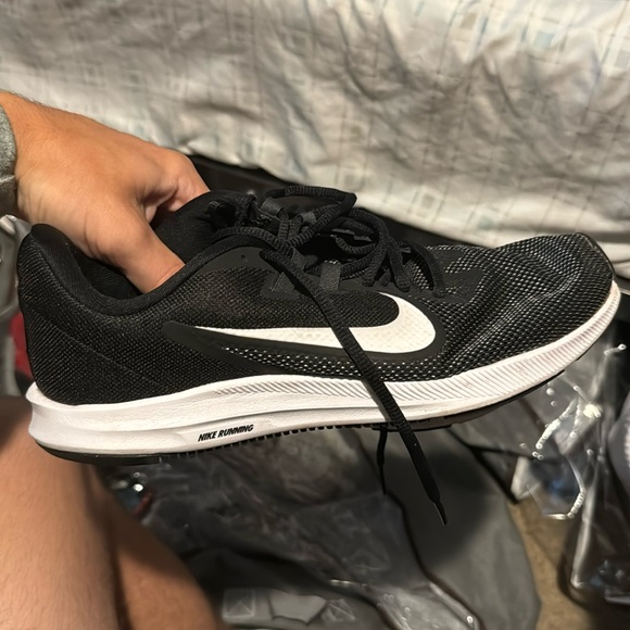 men’s nike running shoes barely used, does not come with box. - Picture 1 of 3
